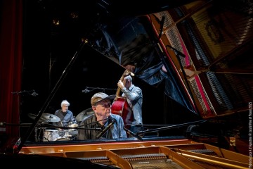 Chris Abrahams: piano - Lloyd Swanton: double bass - Tony Buck: drums