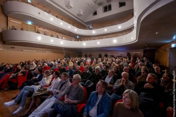 Chris Abrahams: piano - Lloyd Swanton: double bass - Tony Buck: drums