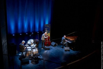 Chris Abrahams: piano - Lloyd Swanton: double bass - Tony Buck: drums