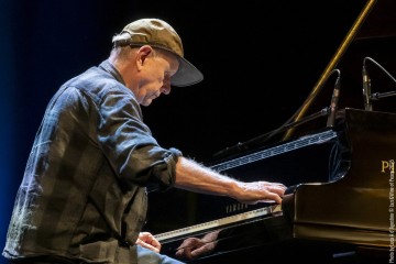 Chris Abrahams: piano - Lloyd Swanton: double bass - Tony Buck: drums