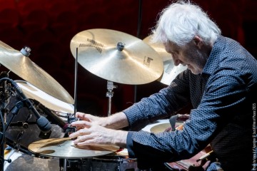 Chris Abrahams: piano - Lloyd Swanton: double bass - Tony Buck: drums