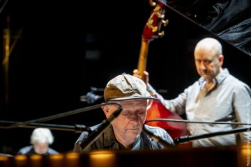 Chris Abrahams: piano - Lloyd Swanton: double bass - Tony Buck: drums