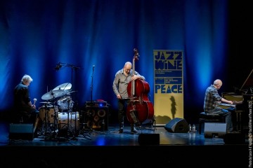 Chris Abrahams: piano - Lloyd Swanton: double bass - Tony Buck: drums