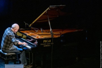 Chris Abrahams: piano - Lloyd Swanton: double bass - Tony Buck: drums