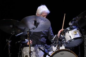 Chris Abrahams: piano - Lloyd Swanton: double bass - Tony Buck: drums