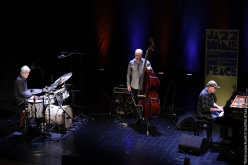 Chris Abrahams: piano - Lloyd Swanton: double bass - Tony Buck: drums