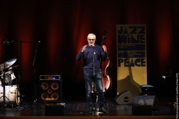 Chris Abrahams: piano - Lloyd Swanton: double bass - Tony Buck: drums