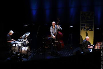 Chris Abrahams: piano - Lloyd Swanton: double bass - Tony Buck: drums