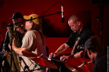 Otis Sandsjö: sax - Dan Nicholls: synths - Petter Eldh: electric bass, moog – Jamie Peet: drums