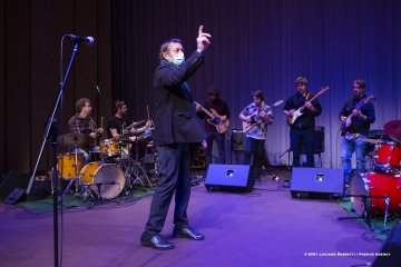Nova Gorica, 23-10-2021 - JAZZ&WINE OF PEACE 2021 - Circolo Culturale  Controtempo -  Kulturni dom - ZLATKO KAUČIČ: “POGUM POGUMNIH / AUDACI CORAGGIOSI” - Tilen Kravos, Anton Lorenzutti, Ajk Vremec: guitar, electronics;
Timi Vremec: electric bass;
Matjaž Bajc: double bass;
Žiga Ipavec,Tomi Novak, Robi Erzetič: drums, percussion;
Ivan Pilat: baritone saxophone;
Flavio Zanuttini: trombone, electronics;
Special Guest: Marco Colonna: saxophones, clarinets;
Composer, conductor: Zlatko Kaučič; - Foto © 2021 Luciano Rossetti / Phocus Agency