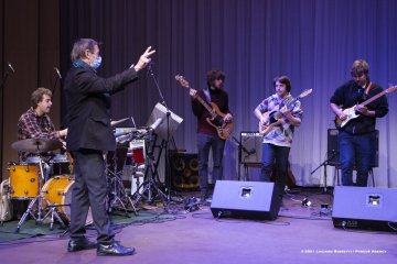 Nova Gorica, 23-10-2021 - JAZZ&WINE OF PEACE 2021 - Circolo Culturale  Controtempo -  Kulturni dom - ZLATKO KAUČIČ: “POGUM POGUMNIH / AUDACI CORAGGIOSI” - Tilen Kravos, Anton Lorenzutti, Ajk Vremec: guitar, electronics;
Timi Vremec: electric bass;
Matjaž Bajc: double bass;
Žiga Ipavec,Tomi Novak, Robi Erzetič: drums, percussion;
Ivan Pilat: baritone saxophone;
Flavio Zanuttini: trombone, electronics;
Special Guest: Marco Colonna: saxophones, clarinets;
Composer, conductor: Zlatko Kaučič; - Foto © 2021 Luciano Rossetti / Phocus Agency