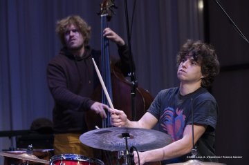 Nova Gorica, 23-10-2021 - JAZZ&WINE OF PEACE 2021 - Circolo Culturale  Controtempo -  Kulturni dom - ZLATKO KAUČIČ: “POGUM POGUMNIH / AUDACI CORAGGIOSI” - Tilen Kravos, Anton Lorenzutti, Ajk Vremec: guitar, electronics;
Timi Vremec: electric bass;
Matjaž Bajc: double bass;
Žiga Ipavec,Tomi Novak, Robi Erzetič: drums, percussion;
Ivan Pilat: baritone saxophone;
Flavio Zanuttini: trombone, electronics;
Special Guest: Marco Colonna: saxophones, clarinets;
Composer, conductor: Zlatko Kaučič; - Foto © 2021 Luca d’Agostino / Phocus Agency