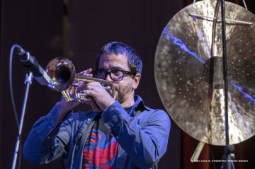 Nova Gorica, 23-10-2021 - JAZZ&WINE OF PEACE 2021 - Circolo Culturale  Controtempo -  Kulturni dom - ZLATKO KAUČIČ: “POGUM POGUMNIH / AUDACI CORAGGIOSI” - Tilen Kravos, Anton Lorenzutti, Ajk Vremec: guitar, electronics;
Timi Vremec: electric bass;
Matjaž Bajc: double bass;
Žiga Ipavec,Tomi Novak, Robi Erzetič: drums, percussion;
Ivan Pilat: baritone saxophone;
Flavio Zanuttini: trombone, electronics;
Special Guest: Marco Colonna: saxophones, clarinets;
Composer, conductor: Zlatko Kaučič; - Foto © 2021 Luca d’Agostino / Phocus Agency