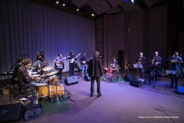 Nova Gorica, 23-10-2021 - JAZZ&WINE OF PEACE 2021 - Circolo Culturale  Controtempo -  Kulturni dom - ZLATKO KAUČIČ: “POGUM POGUMNIH / AUDACI CORAGGIOSI” - Tilen Kravos, Anton Lorenzutti, Ajk Vremec: guitar, electronics;
Timi Vremec: electric bass;
Matjaž Bajc: double bass;
Žiga Ipavec,Tomi Novak, Robi Erzetič: drums, percussion;
Ivan Pilat: baritone saxophone;
Flavio Zanuttini: trombone, electronics;
Special Guest: Marco Colonna: saxophones, clarinets;
Composer, conductor: Zlatko Kaučič; - Foto © 2021 Luca d’Agostino / Phocus Agency