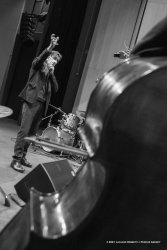 Nova Gorica, 23-10-2021 - JAZZ&WINE OF PEACE 2021 - Circolo Culturale  Controtempo -  Kulturni dom - ZLATKO KAUČIČ: “POGUM POGUMNIH / AUDACI CORAGGIOSI” - Tilen Kravos, Anton Lorenzutti, Ajk Vremec: guitar, electronics;
Timi Vremec: electric bass;
Matjaž Bajc: double bass;
Žiga Ipavec,Tomi Novak, Robi Erzetič: drums, percussion;
Ivan Pilat: baritone saxophone;
Flavio Zanuttini: trombone, electronics;
Special Guest: Marco Colonna: saxophones, clarinets;
Composer, conductor: Zlatko Kaučič; - Foto © 2021 Luciano Rossetti / Phocus Agency
