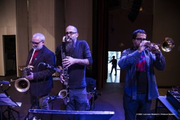 Nova Gorica, 23-10-2021 - JAZZ&WINE OF PEACE 2021 - Circolo Culturale  Controtempo -  Kulturni dom - ZLATKO KAUČIČ: “POGUM POGUMNIH / AUDACI CORAGGIOSI” - Tilen Kravos, Anton Lorenzutti, Ajk Vremec: guitar, electronics;
Timi Vremec: electric bass;
Matjaž Bajc: double bass;
Žiga Ipavec,Tomi Novak, Robi Erzetič: drums, percussion;
Ivan Pilat: baritone saxophone;
Flavio Zanuttini: trombone, electronics;
Special Guest: Marco Colonna: saxophones, clarinets;
Composer, conductor: Zlatko Kaučič; - Foto © 2021 Luciano Rossetti / Phocus Agency