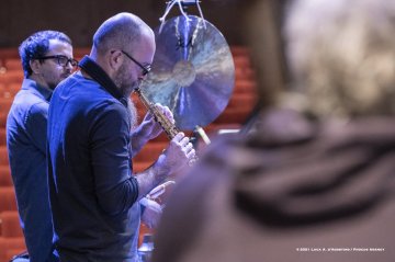 Nova Gorica, 23-10-2021 - JAZZ&WINE OF PEACE 2021 - Circolo Culturale  Controtempo -  Kulturni dom - ZLATKO KAUČIČ: “POGUM POGUMNIH / AUDACI CORAGGIOSI” - Tilen Kravos, Anton Lorenzutti, Ajk Vremec: guitar, electronics;
Timi Vremec: electric bass;
Matjaž Bajc: double bass;
Žiga Ipavec,Tomi Novak, Robi Erzetič: drums, percussion;
Ivan Pilat: baritone saxophone;
Flavio Zanuttini: trombone, electronics;
Special Guest: Marco Colonna: saxophones, clarinets;
Composer, conductor: Zlatko Kaučič; - Foto © 2021 Luca d’Agostino / Phocus Agency
