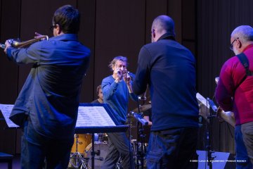 Nova Gorica, 23-10-2021 - JAZZ&WINE OF PEACE 2021 - Circolo Culturale  Controtempo -  Kulturni dom - ZLATKO KAUČIČ: “POGUM POGUMNIH / AUDACI CORAGGIOSI” - Tilen Kravos, Anton Lorenzutti, Ajk Vremec: guitar, electronics;
Timi Vremec: electric bass;
Matjaž Bajc: double bass;
Žiga Ipavec,Tomi Novak, Robi Erzetič: drums, percussion;
Ivan Pilat: baritone saxophone;
Flavio Zanuttini: trombone, electronics;
Special Guest: Marco Colonna: saxophones, clarinets;
Composer, conductor: Zlatko Kaučič; - Foto © 2021 Luca d’Agostino / Phocus Agency
