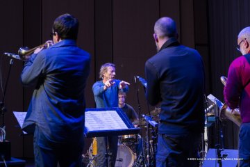 Nova Gorica, 23-10-2021 - JAZZ&WINE OF PEACE 2021 - Circolo Culturale  Controtempo -  Kulturni dom - ZLATKO KAUČIČ: “POGUM POGUMNIH / AUDACI CORAGGIOSI” - Tilen Kravos, Anton Lorenzutti, Ajk Vremec: guitar, electronics;
Timi Vremec: electric bass;
Matjaž Bajc: double bass;
Žiga Ipavec,Tomi Novak, Robi Erzetič: drums, percussion;
Ivan Pilat: baritone saxophone;
Flavio Zanuttini: trombone, electronics;
Special Guest: Marco Colonna: saxophones, clarinets;
Composer, conductor: Zlatko Kaučič; - Foto © 2021 Luca d’Agostino / Phocus Agency