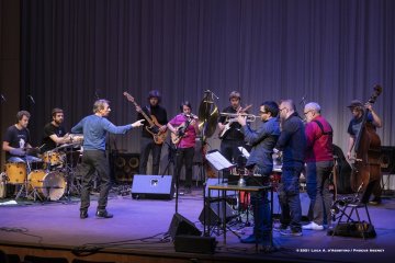 Nova Gorica, 23-10-2021 - JAZZ&WINE OF PEACE 2021 - Circolo Culturale  Controtempo -  Kulturni dom - ZLATKO KAUČIČ: “POGUM POGUMNIH / AUDACI CORAGGIOSI” - Tilen Kravos, Anton Lorenzutti, Ajk Vremec: guitar, electronics;
Timi Vremec: electric bass;
Matjaž Bajc: double bass;
Žiga Ipavec,Tomi Novak, Robi Erzetič: drums, percussion;
Ivan Pilat: baritone saxophone;
Flavio Zanuttini: trombone, electronics;
Special Guest: Marco Colonna: saxophones, clarinets;
Composer, conductor: Zlatko Kaučič; - Foto © 2021 Luca d’Agostino / Phocus Agency